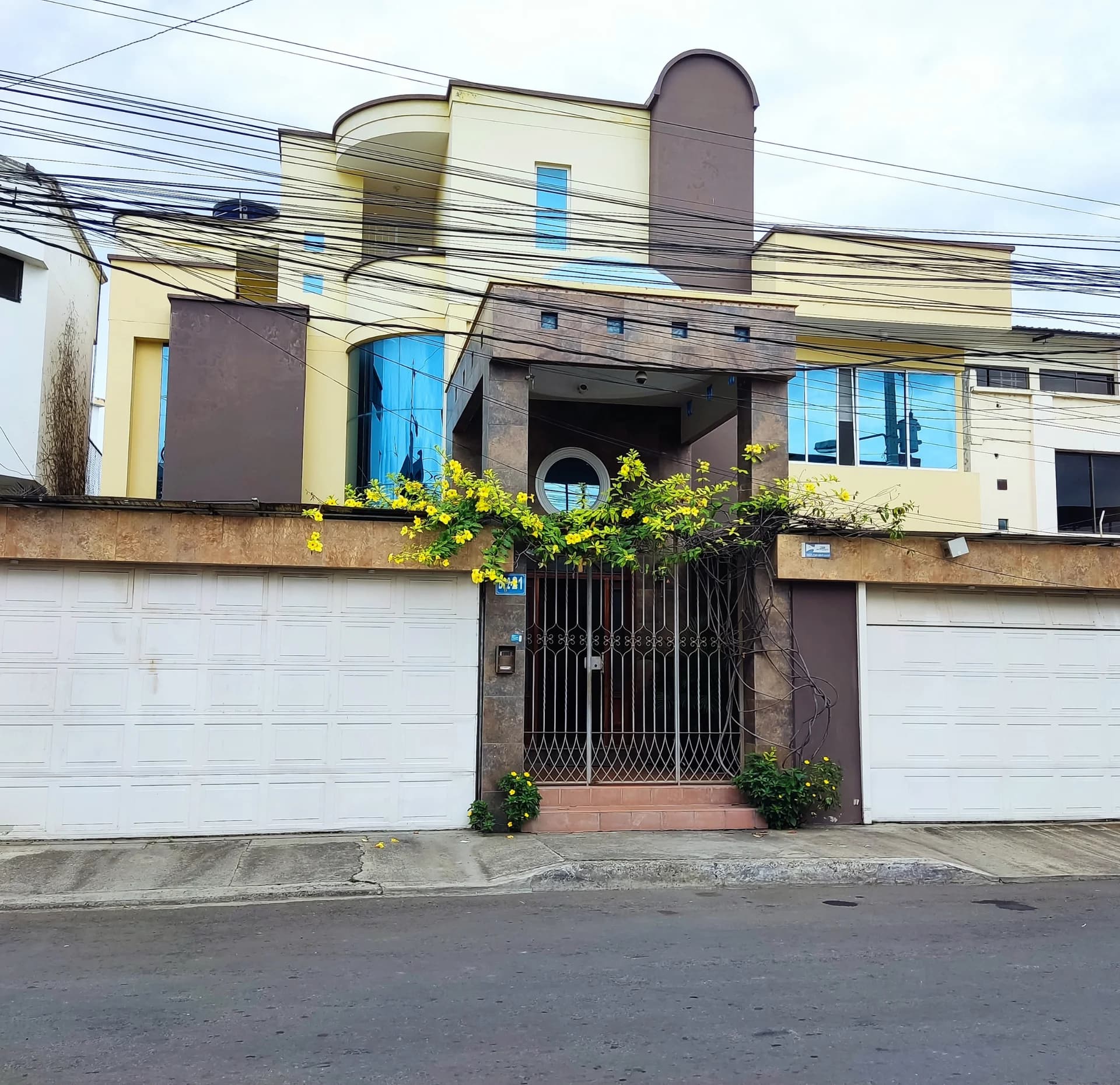 Venta de Casa con 6 Dormitorios y Piscina en Portoviejo, Manabí - Principal