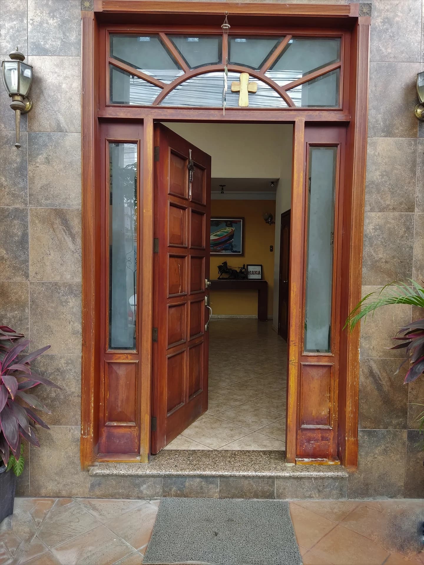 Venta de Casa con 6 Dormitorios y Piscina en Portoviejo, Manabí - 2