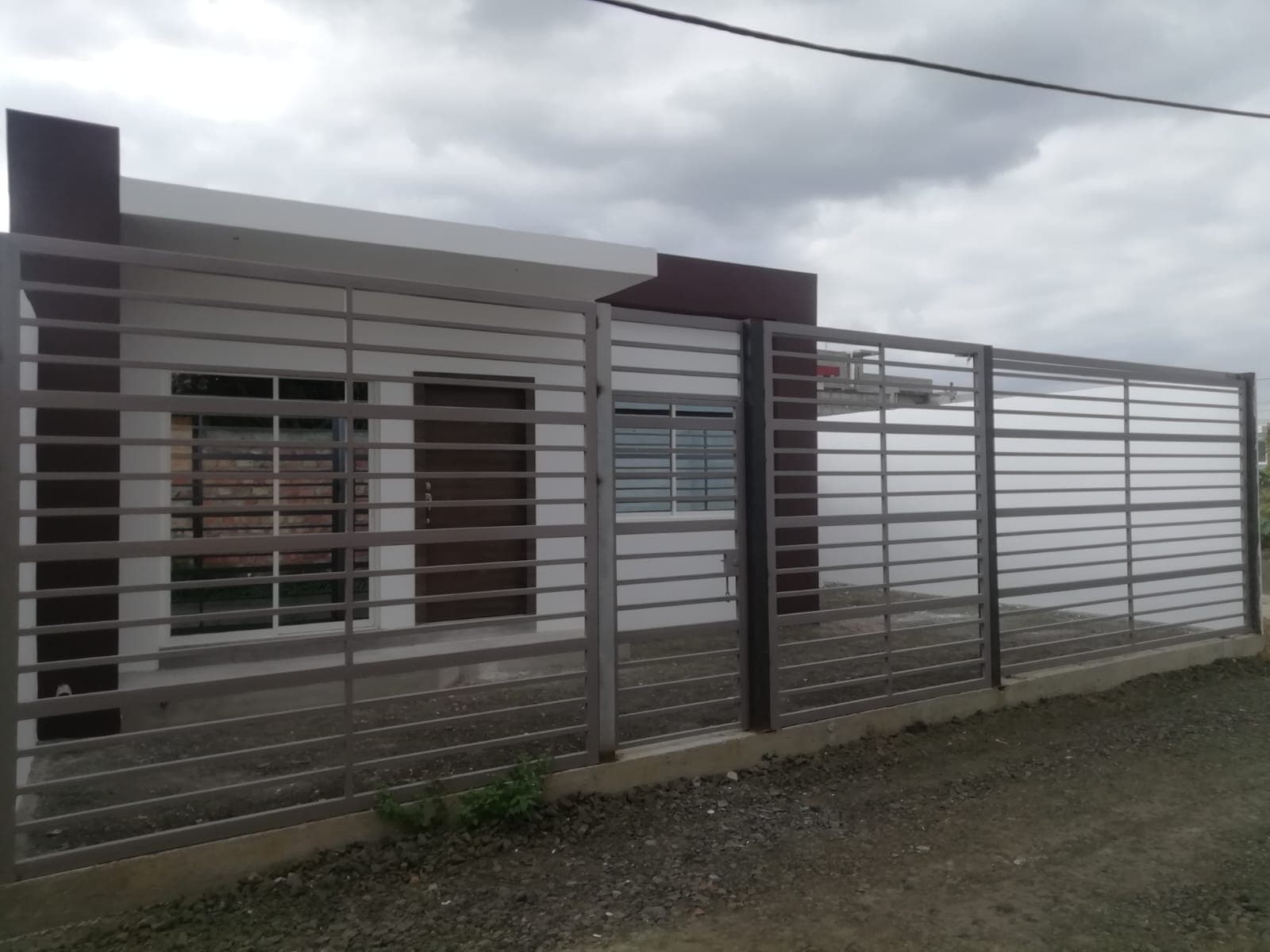 Venta de casa con loza con prestamo hipotecario 3 habitaciones - 2