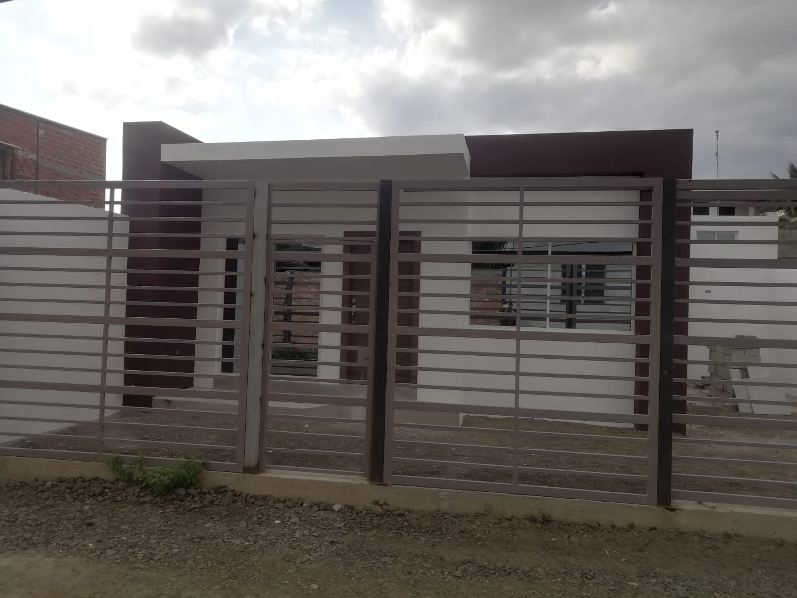 Venta de casa con loza con prestamo hipotecario 3 habitaciones - 3