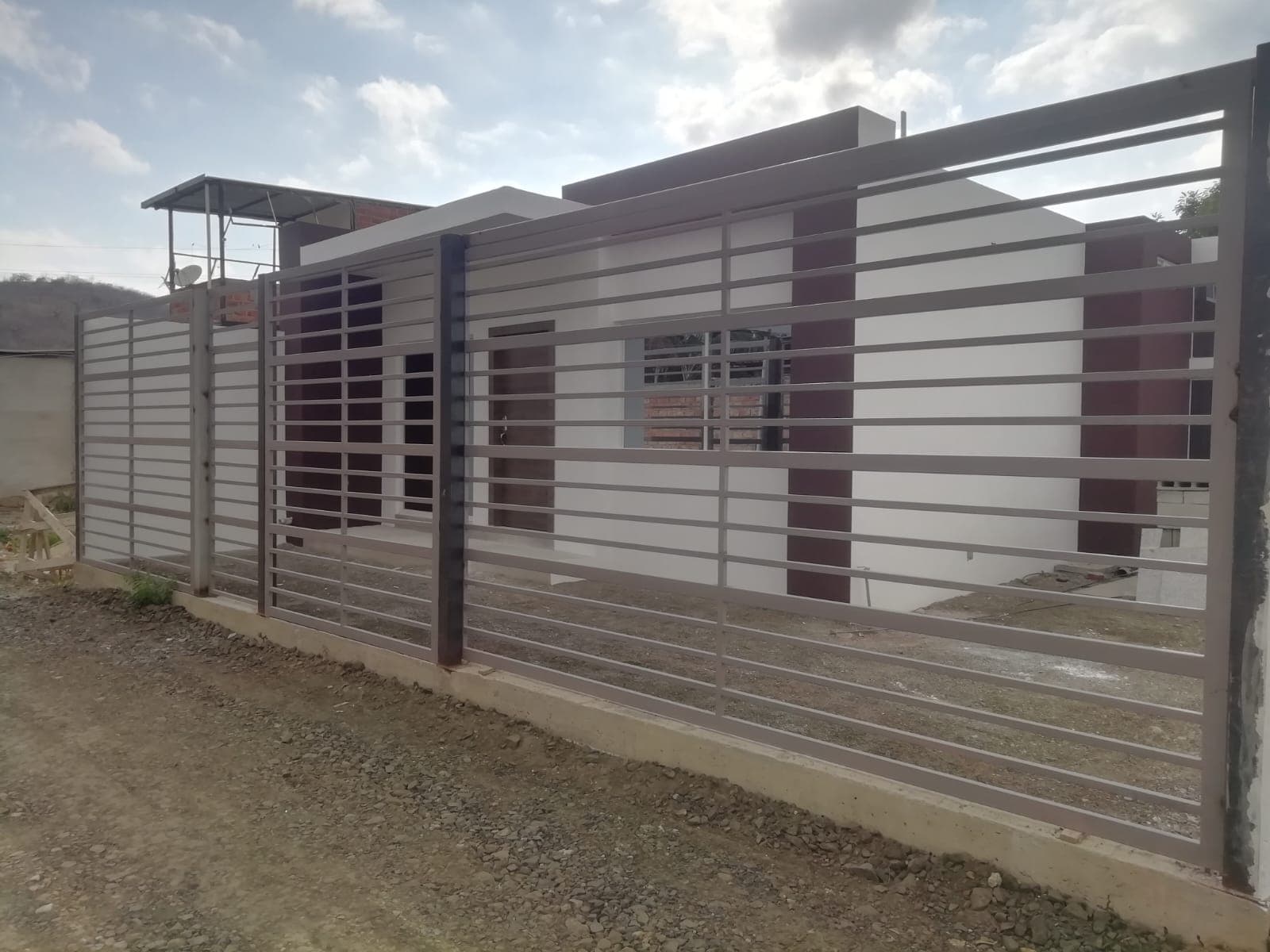 Venta de casa con loza con prestamo hipotecario 3 habitaciones - Principal