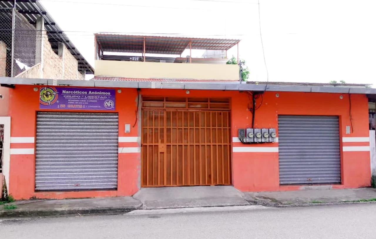Venta de Casa 4 Dormitorios y con 2 Locales en Portoviejo, Ecuador - Principal