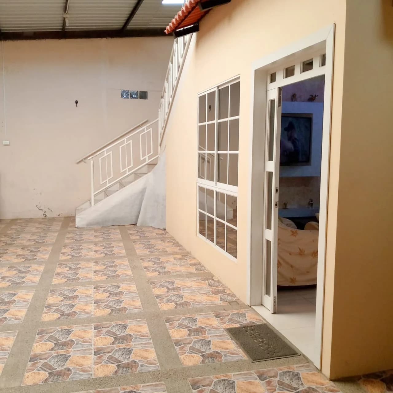 Venta de Casa 4 Dormitorios y con 2 Locales en Portoviejo, Ecuador - 3