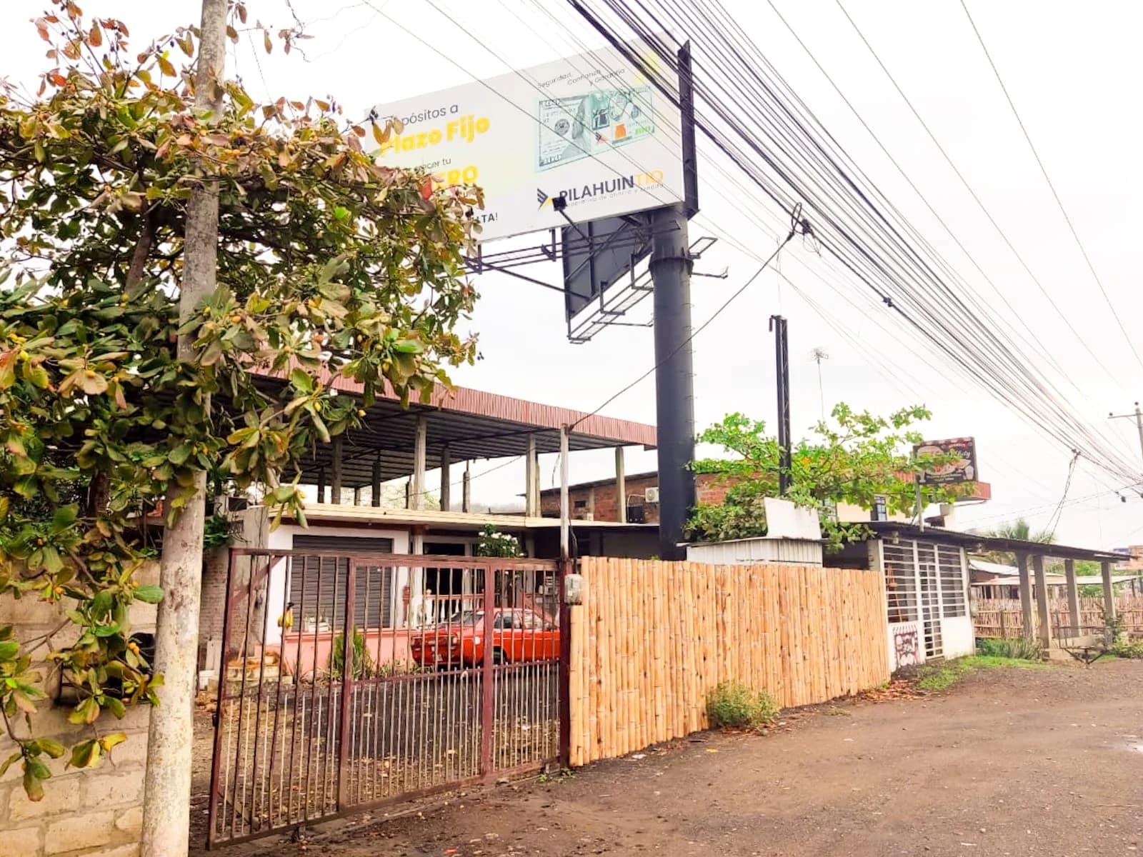 Terreno en venta de 2000 mts2 con casa 3 habitaciones y local Portoviejo, Manabi - Principal