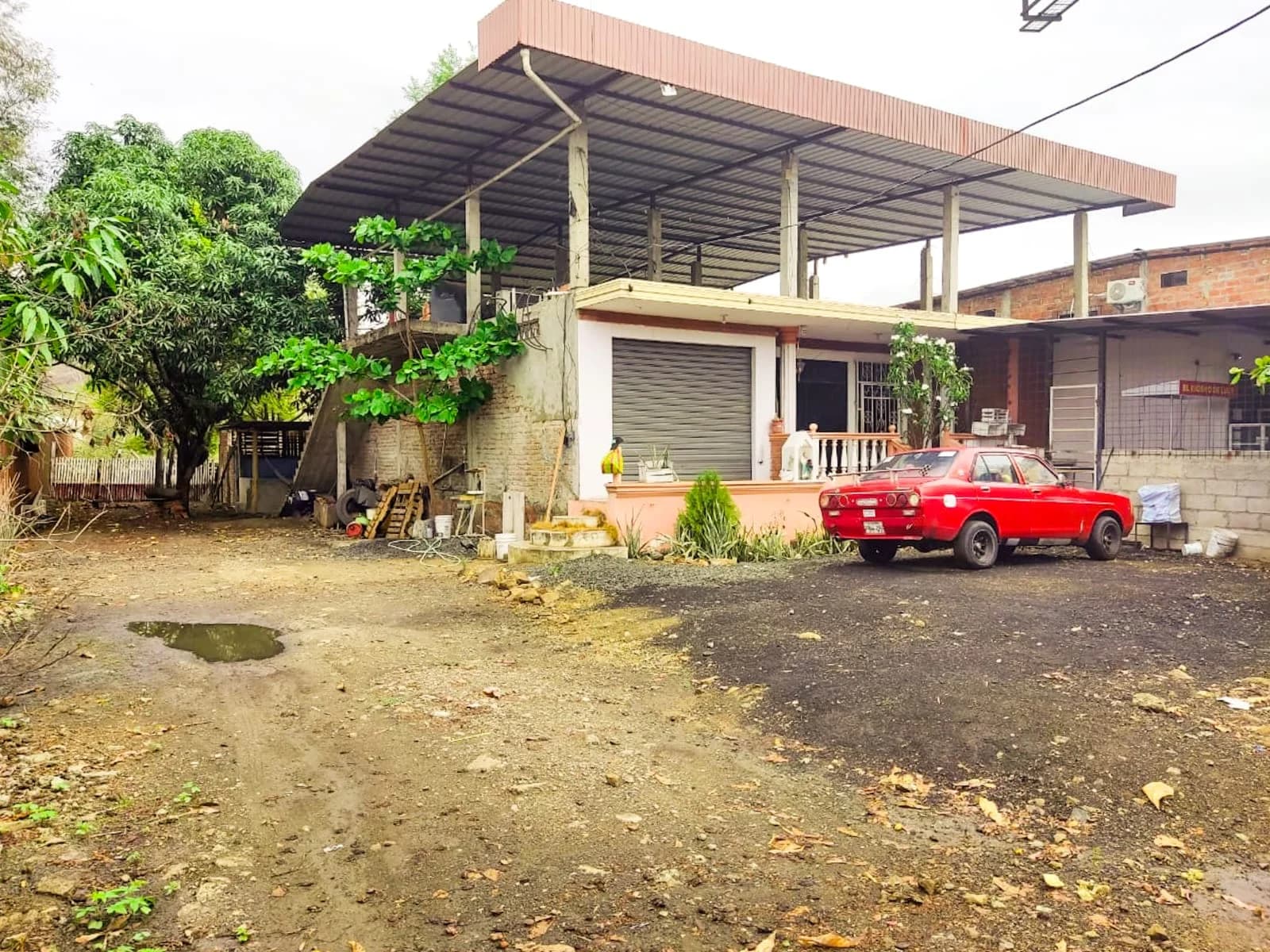 Terreno en venta de 2000 mts2 con casa 3 habitaciones y local Portoviejo, Manabi - 2