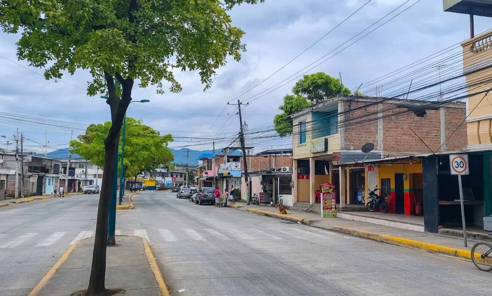 Propiedad comercial en Portoviejo, Manabi en avenida principal - 2