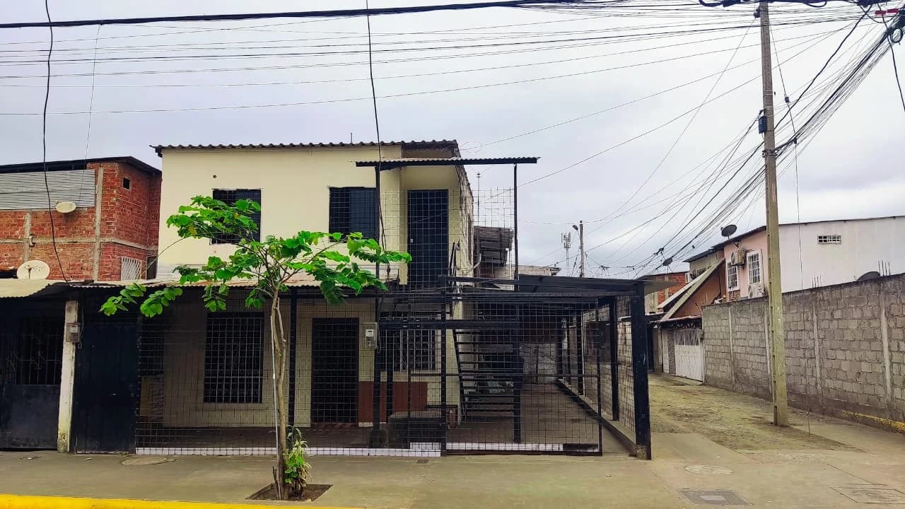 Casa comercial dos plantas en Portoviejo financiamiento Biess - Principal
