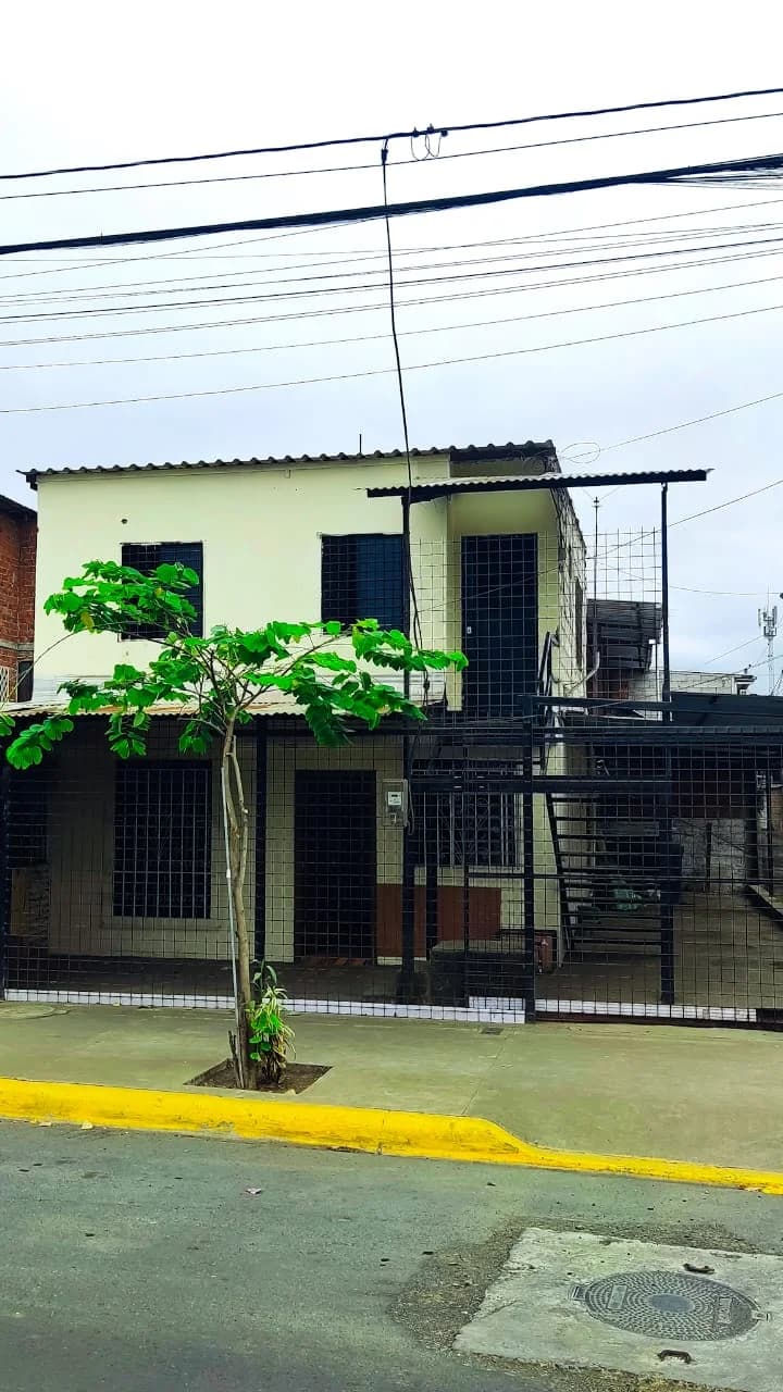 Casa comercial dos plantas en Portoviejo financiamiento Biess - 3