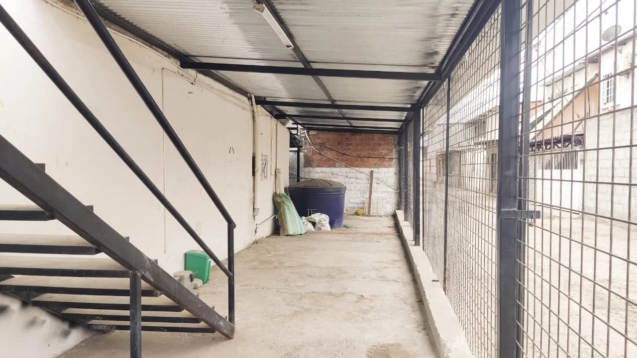 Casa comercial dos plantas en Portoviejo financiamiento Biess - 4