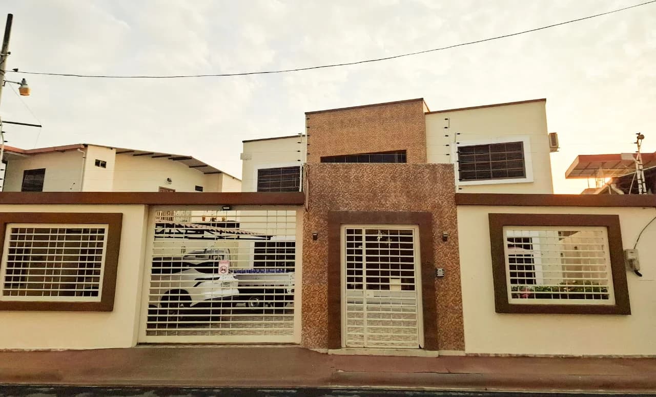 Casa en venta con 6 Habitaciones y piscina en Portoviejo, Manabí - Principal
