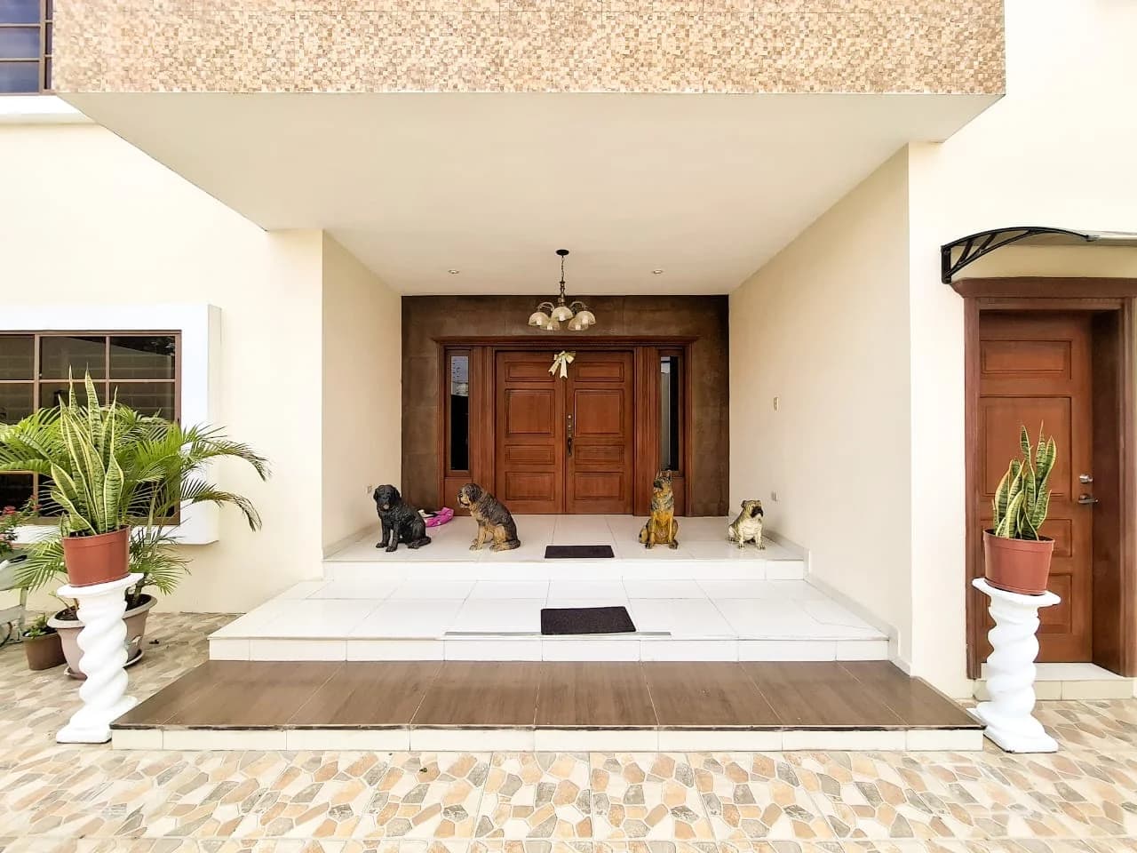 Casa en venta con 6 Habitaciones y piscina en Portoviejo, Manabí - 2