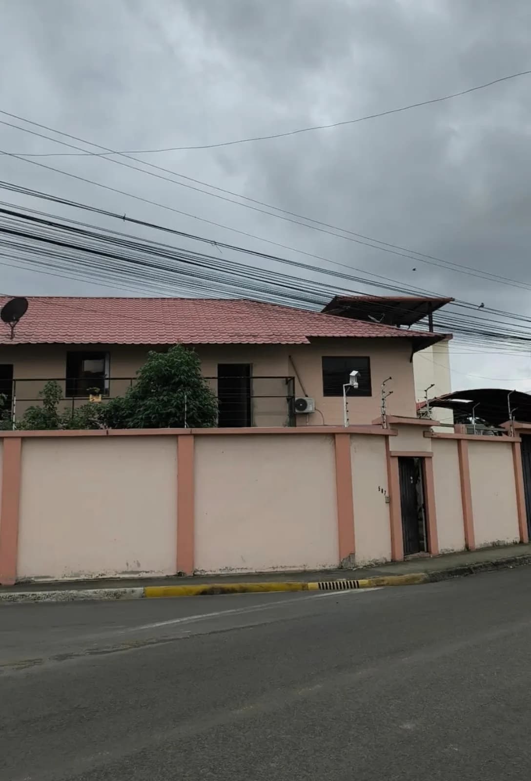 Casa en venta con 10 habitaciones para negocio y vivienda Portoviejo, Manabí - Principal