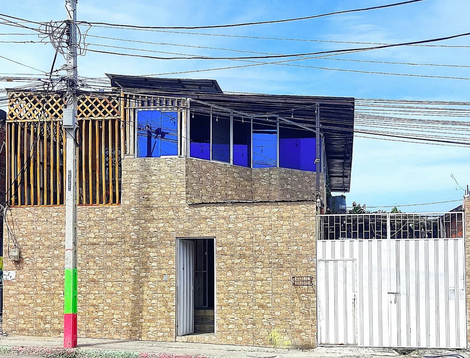 Venta de Hostería con 9 Habitaciones en Crucita, Manabí - Principal