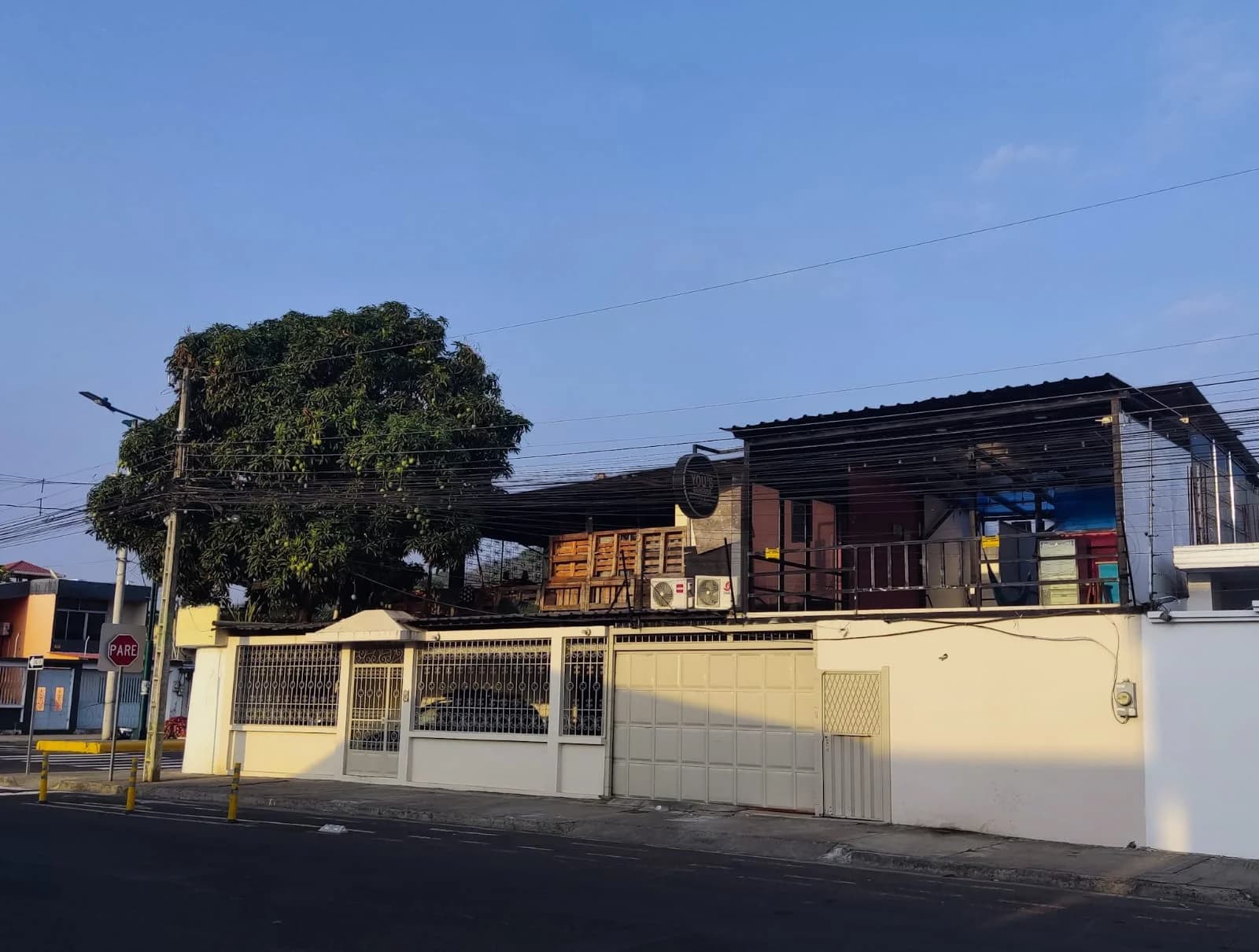 casa en venta con 4 locales para negocio en excelente ubicacion - 2