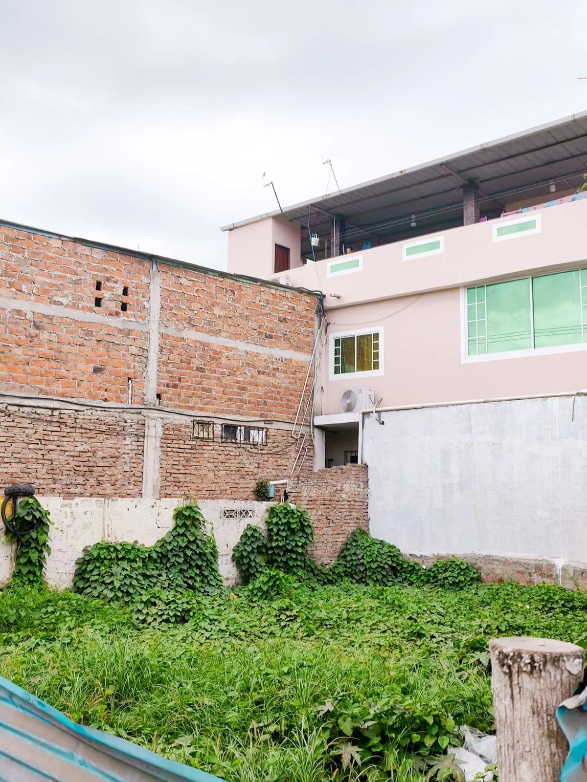Venta de terreno en Manta de 110 M2 cerca de la Av 4 de noviembre - 2