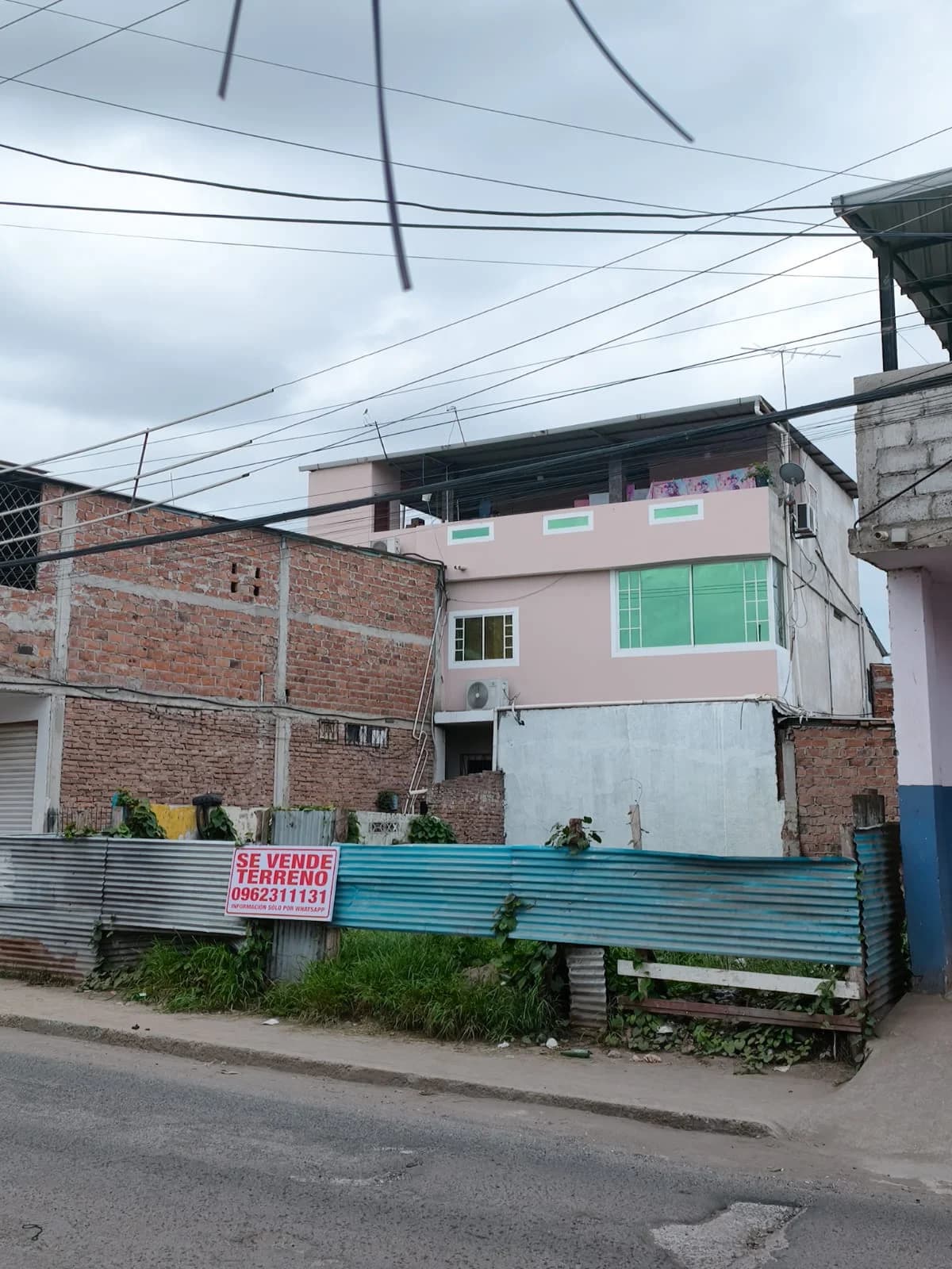 Venta de terreno en Manta de 110 M2 cerca de la Av 4 de noviembre - 4