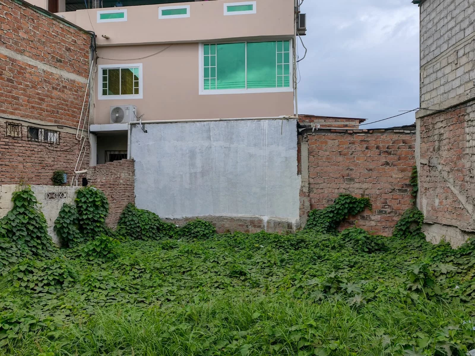 Venta de terreno en Manta de 110 M2 cerca de la Av 4 de noviembre - 5